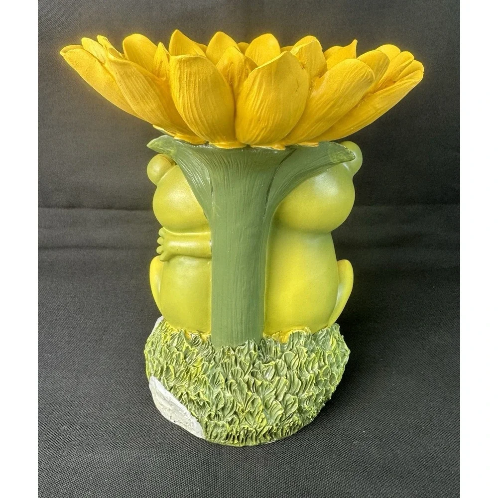Decorative Whimsical Frogs Under Sunflower Statue/Decor/Small Birdfeeder